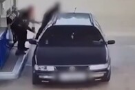 Egy Audis betolt egy Seatot egy hazai benzinkút shopjába 1