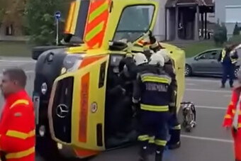 Beteget szállító mentő borult fel Egerben