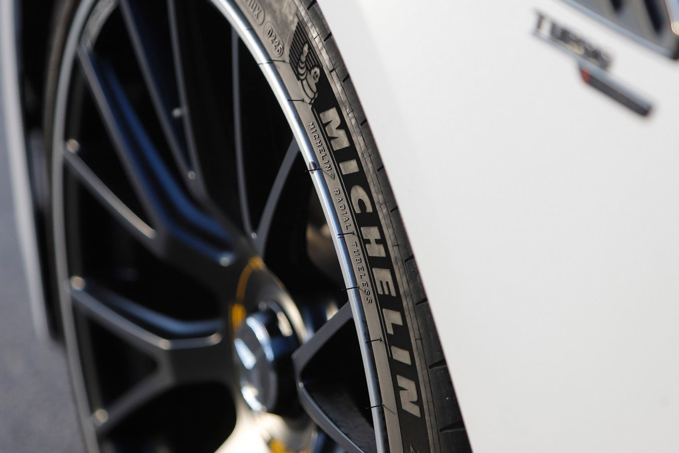 Fele annyit bírtak a BMW gumijai mint előtte – a túlfújás lehetett az ok?