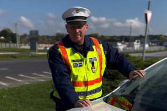 Roppant kedvesen üzen a magyar autósoknak egy rendőr