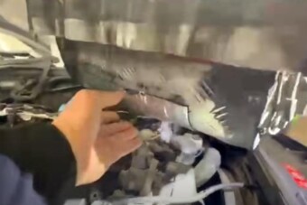 Döbbenetes dolgot rejtett egy Mercedes motorja az ukrán határon