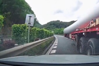 Így ne előzzünk soha túlméretes kamiont