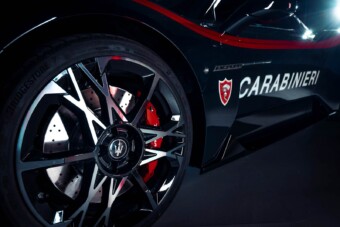 630 lóerős szupersportkocsi öltözött egyenruhába