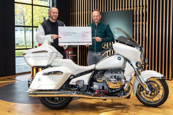 Egy vagyont ért a BMW, amit megáldott a pápa 1