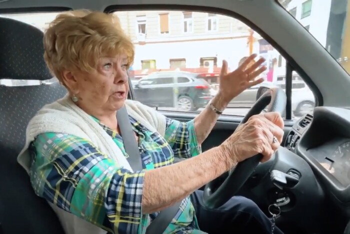 Letette az autóját az ország Janka nénije