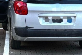 Falnak ütközve állt meg a 90 éves autós, de csak ezután lepte meg igazán a rendőröket