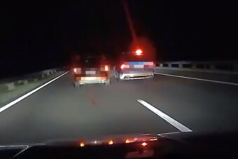 Rendőrautót lökdösött az M5-ös autópályán, börtönben marad