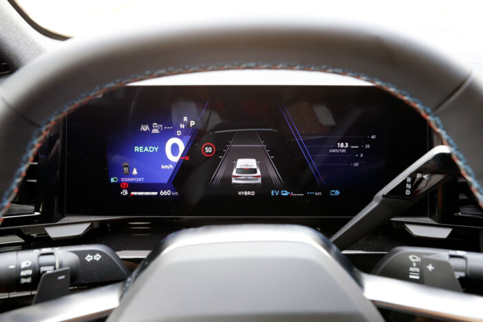 Őrült extrák a Renault csúcsmodelljében 13