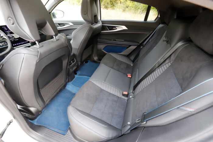 Őrült extrák a Renault csúcsmodelljében 17