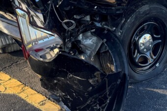 Szundikált a volánnál, belerongyolt a rendőrautóba