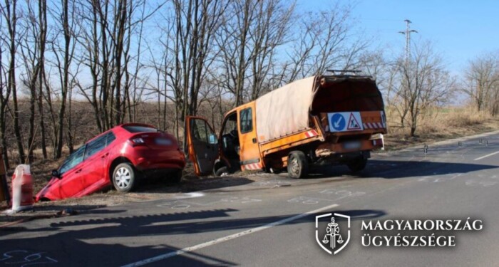 Letarolta a közútkezelő autóját és a munkást is a figyelmetlen sofőr 1 | Vezess Letarolta a közútkezelő autóját és a munkást is a figyelmetlen sofőr 1