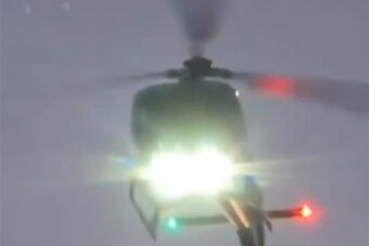 Mentőhelikopter zuhant a sztrádára, egy autós közelről nézte