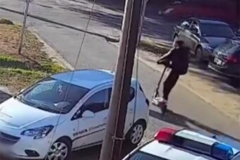 A rendőr orra előtt rollerezett neki egy autónak