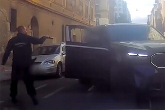 Elképesztő autólopás Budapesten, fegyveresek szedték ki a tolvajt a kocsiból