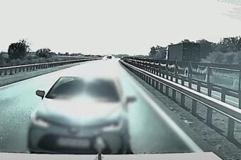 Elképesztő videón, mennyire vakok a hazai autósok