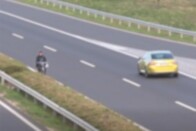 Még szundizni is lehevert a gyorsforgalmi úton tekerő bringás 1 Még szundizni is lehevert a gyorsforgalmi úton tekerő bringás 1