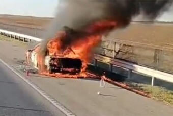 Videón, ahogy porrá égett egy autó az M4-esen