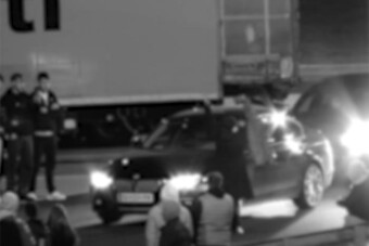 Halálos iramban nyomatták az M86-os pihenőjében, videón az eset