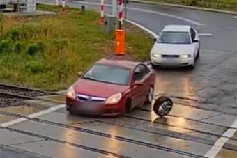 Vasúti átjáróban tört ki egy autó kereke, a vonat meg jött