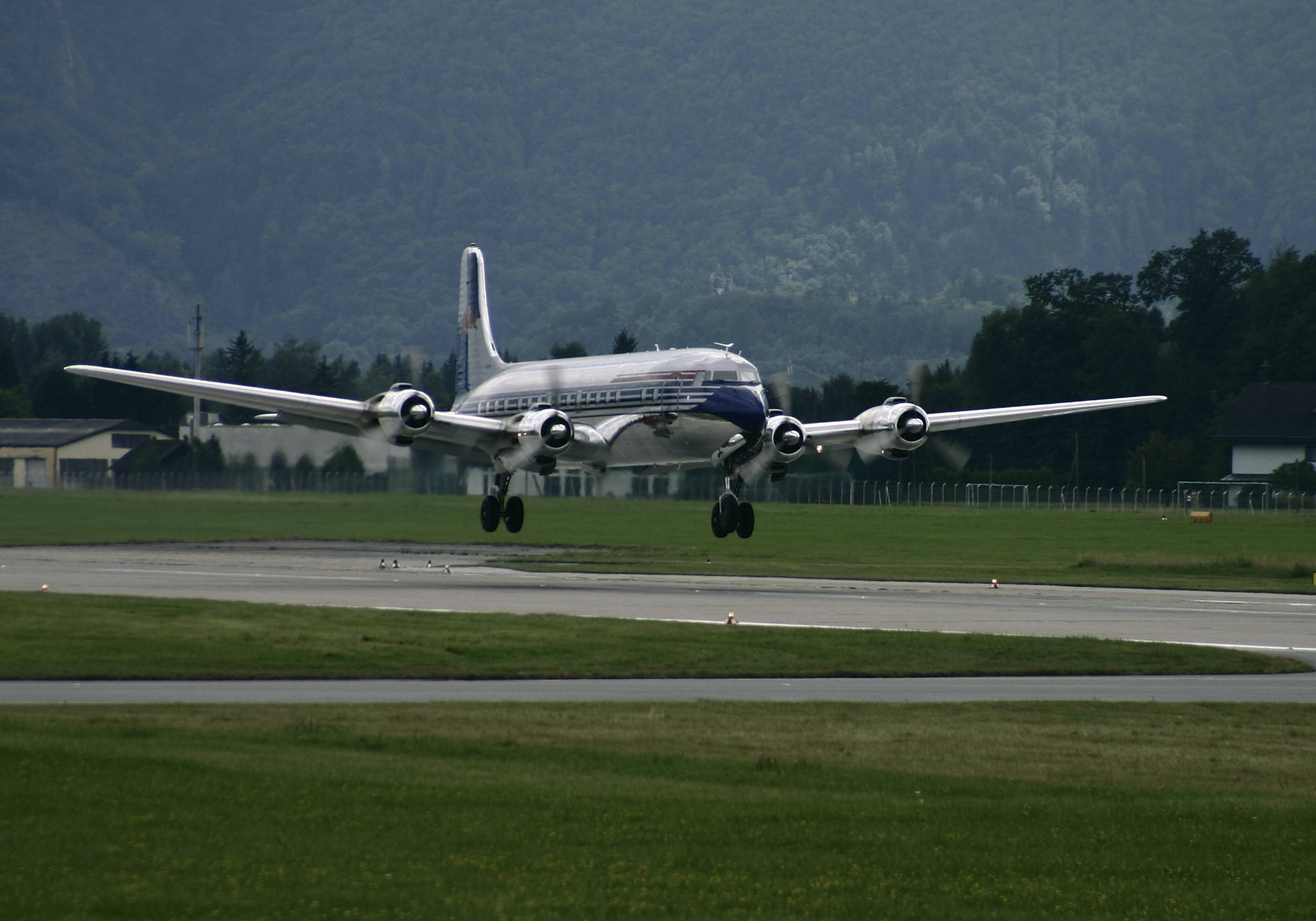 Douglas DC-6B landing | Vezess | Vezess