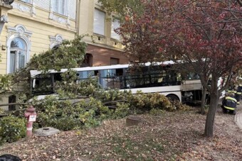 Gimnáziumnak ütközött egy busz Szolnokon, rengeteg a sérült