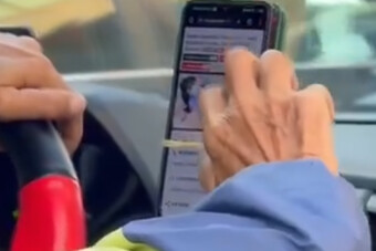 Felnőttfilmet nézett a taxisofőr vezetés közben, egy másik autós felvette őt