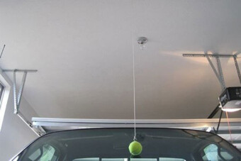 Tudod, miért kell lelógatnod egy teniszlabdát a plafonról?