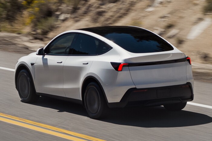 Itt az olcsó Tesla: rádió sincs benne