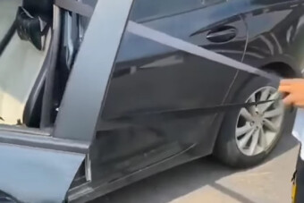 Itt egy szuper trükk, amivel könnyedén eltolhatod az autót egyedül is, ha lerobbant