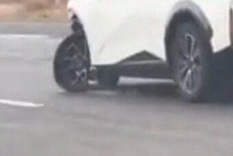 Videóra vették az autópályák rémét, őrület, milyen autóval csapatott