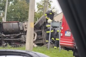 Árokba borult egy tűzoltóautó a 7-es úton