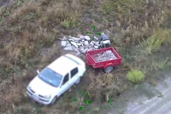 Így buktatta le a rendőrségi helikopter a szemetelő magyar autóst