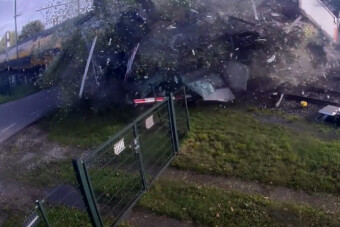 Vonat zúzta szét a hezitáló kamionos szerelvényét, mindent körte terített be