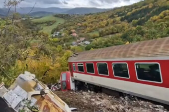 Két vonat összeütközött, száz sérült Szlovákiában