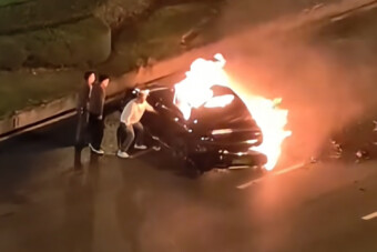 Drámai felvétel került fel a netre: a többi autós próbálta kimenteni a lángoló jármű sofőrjét