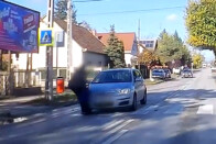 Videón, ahogy szirénázó mentő elé rohant egy gyalogos Budapesten 1