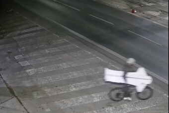 Kikezdett a papírrendőrrel a sötét éjszakában, a kamera mindent felvett