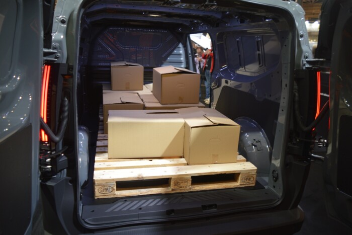 Farmert húzott a legújabb Renault furgon 10 | Vezess Farmert húzott a legújabb Renault furgon 10