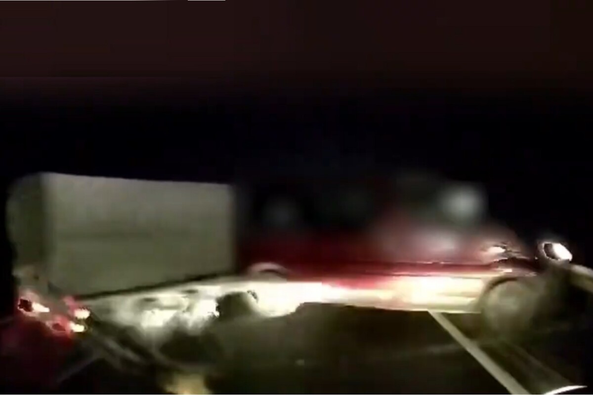 Utánfutóval együtt szállt el a furgon az M1-esen