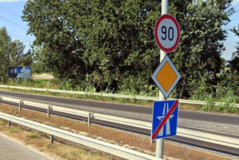 Évek óta szabálytalan lehet egy KRESZ-tábla az M5 bevezetőn