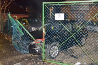 Három autót próbált ellopni, minddel fennakadt a kerítésen