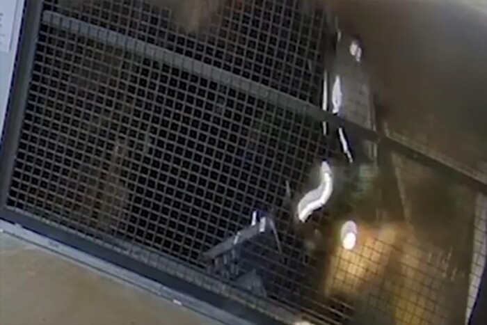 Három emelet magasból lökte ki az Audit egy automata parkolóház