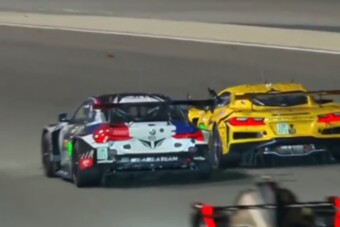 Beintett a középső ujjával, kétmillióra büntették