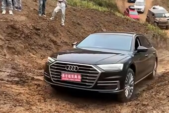 Mindenki mosolygott, ahogy látták, mit művel a luxus-Audi sofőrje a sáros emelkedőn