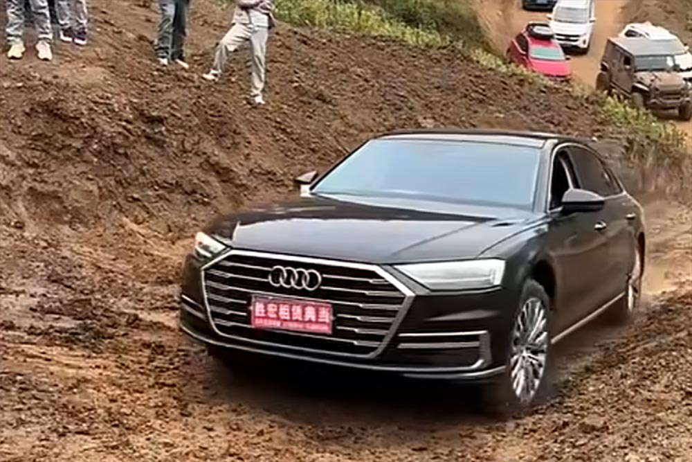 Mindenki mosolygott ahogy látták mit művel a luxus-Audi sofőrje a sáros emelkedőn