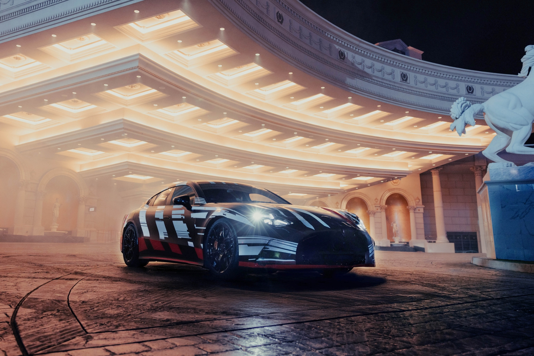 Eine atemberaubende Las-Vegas-Premiere für eine neue Dimension der Performance mit Brad Pitt George Russell und dem kommenden Mercedes-AMG GT 4-Türer Coupé Built to excite A stunning Las Vegas premiere for a new dimension of performance with Brad Pit | Vezess | Vezess
