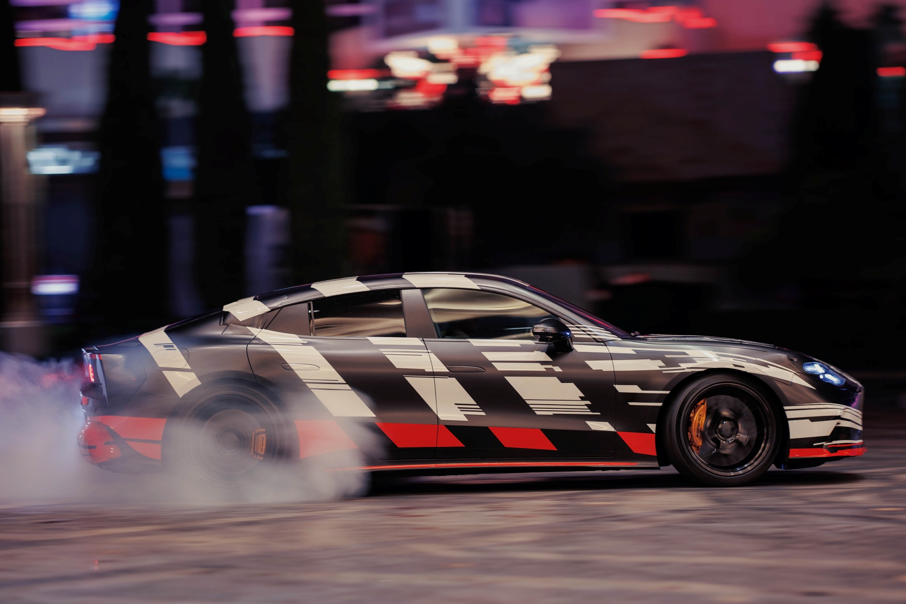 Eine atemberaubende Las-Vegas-Premiere für eine neue Dimension der Performance mit Brad Pitt George Russell und dem kommenden Mercedes-AMG GT 4-Türer Coupé Built to excite A stunning Las Vegas premiere for a new dimension of performance with Brad Pit | Vezess | Vezess