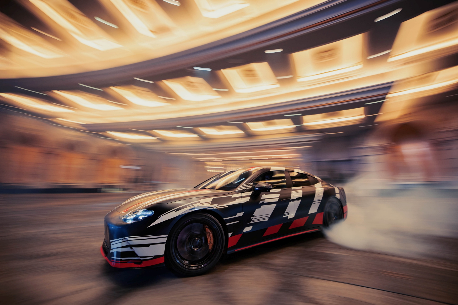Eine atemberaubende Las-Vegas-Premiere für eine neue Dimension der Performance mit Brad Pitt George Russell und dem kommenden Mercedes-AMG GT 4-Türer Coupé Built to excite A stunning Las Vegas premiere for a new dimension of performance with Brad Pit | Vezess | Vezess