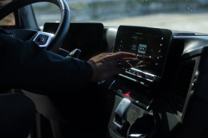 Többször nekihajtottak egy álcázott teherautónak 6