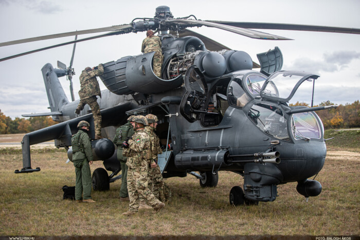 Nyugdíjazása előtt még éleslövészeten vett részt a legendás harci helikopter 7